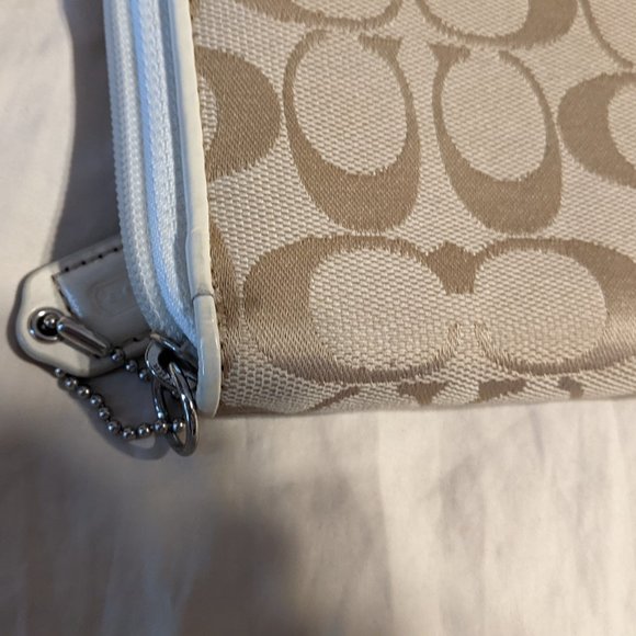 Signature Coach Accordion Wallet - Picture 7 of 8